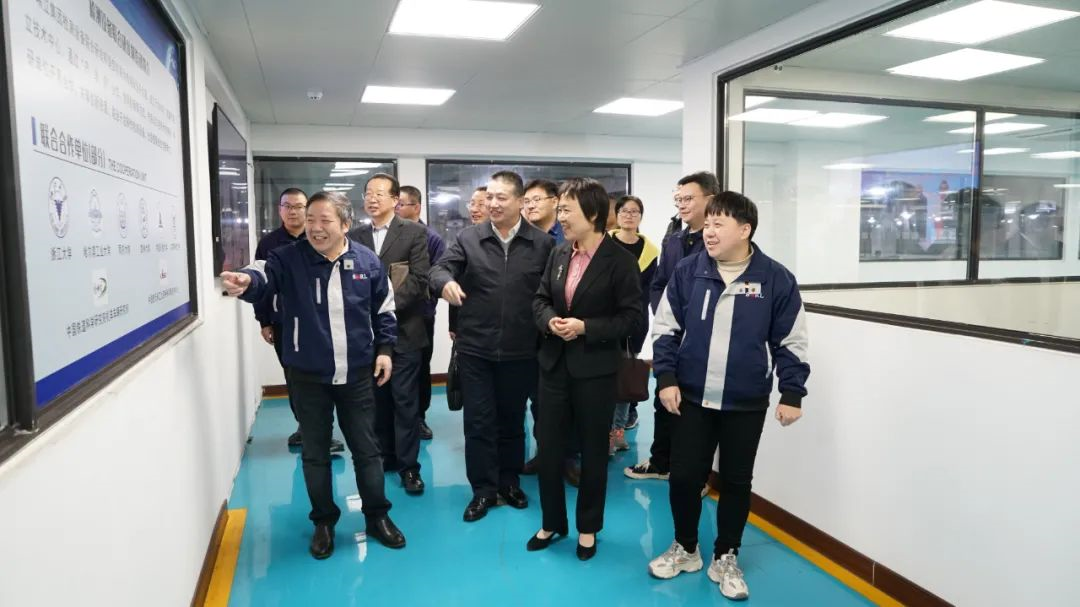 省機(jī)械工業(yè)聯(lián)合會(huì)會(huì)長(zhǎng)、省機(jī)電集團(tuán)黨委書(shū)記、董事長(zhǎng)謝平來(lái)訪瑞立